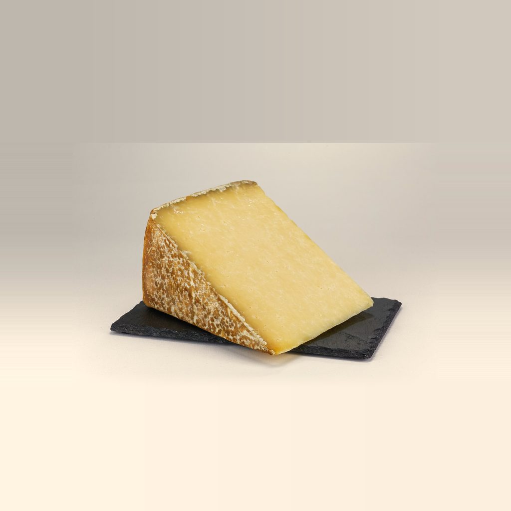 Cantal tradition AOP fermier, part sur ardoise