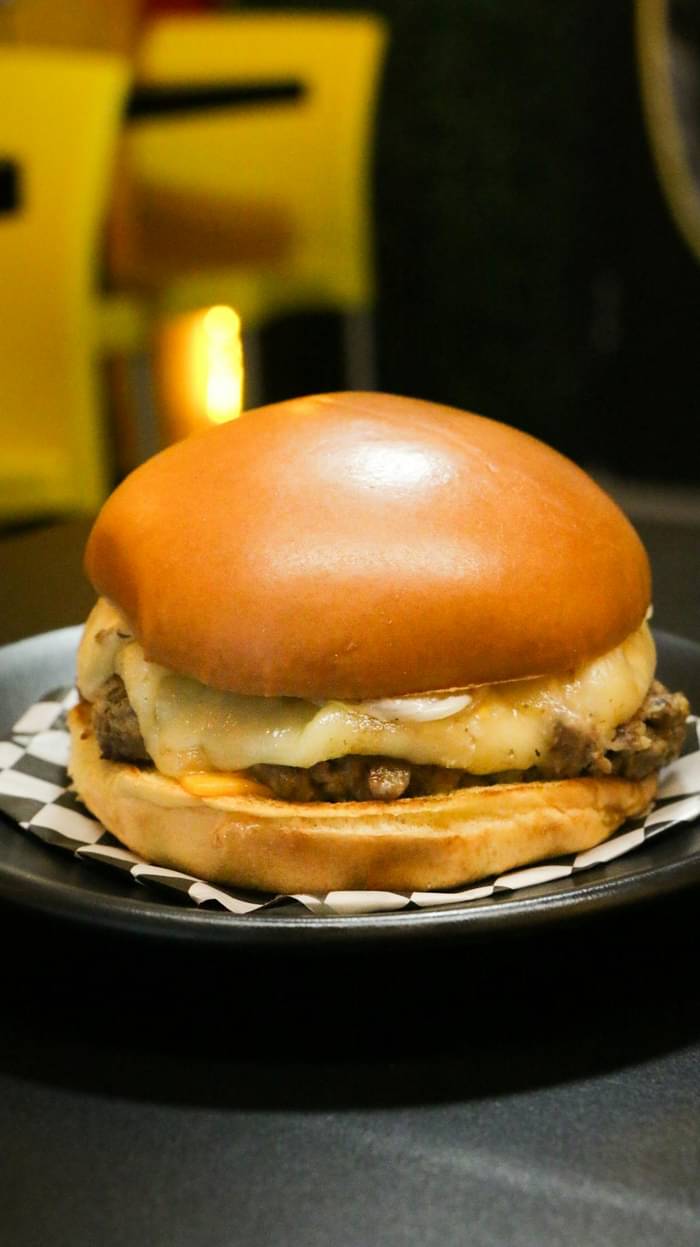 Burger appétissant avec fromage fondu nappé sur le steak - burger terroir au Saint-Nectaire fermier