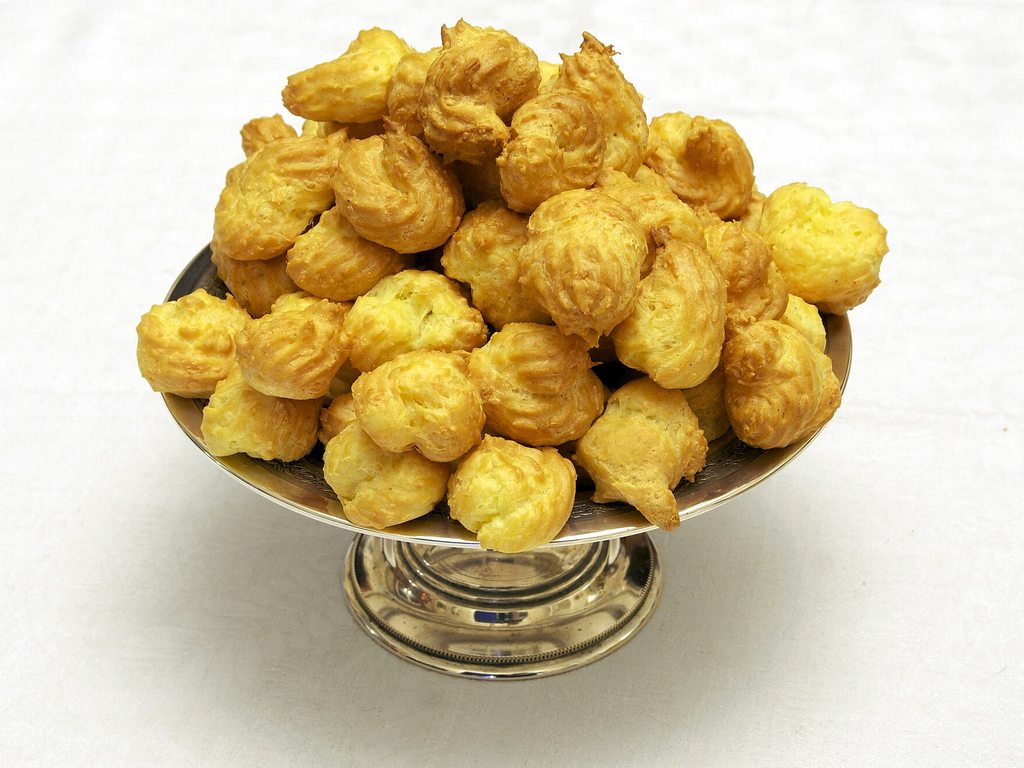 Petits choux dorés au fromage sur un présentoir