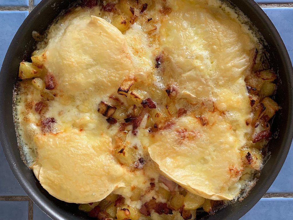 Gratin de pommes de terre au fromage sortant du four