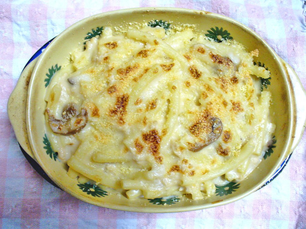 Gratin de macaronis doré au four dans un plat ovale