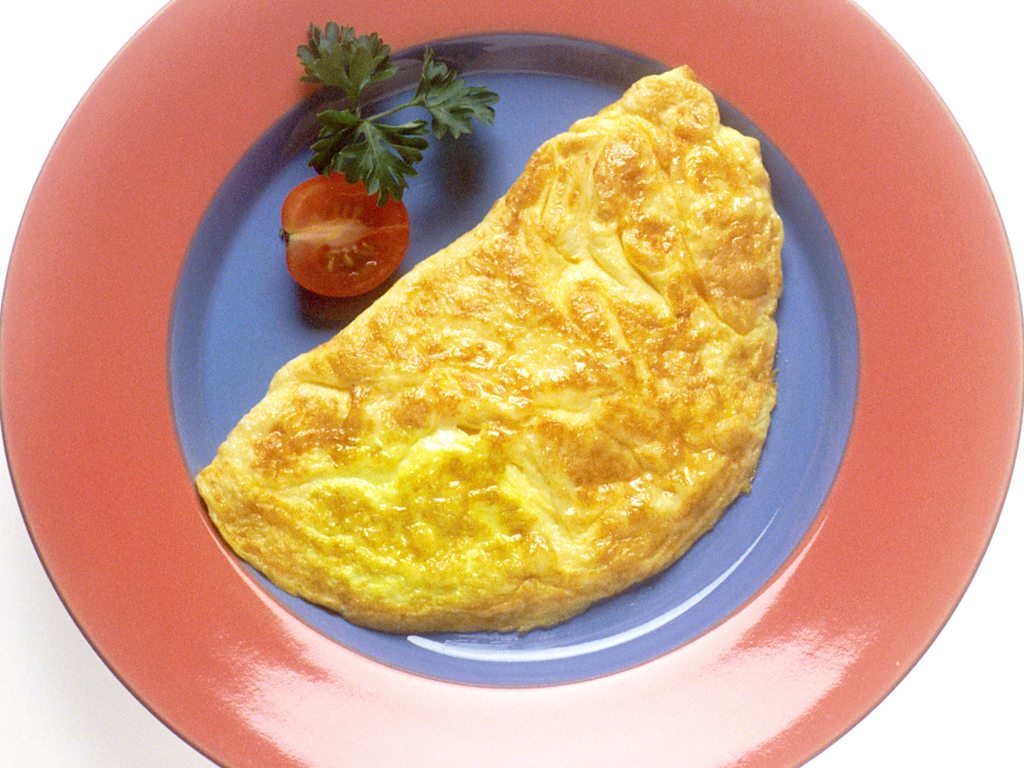 Omelette dorée servie dans une assiette