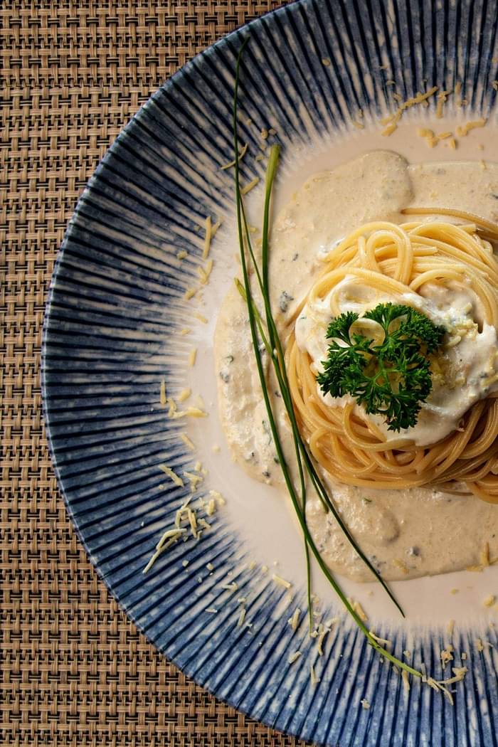 Spaghettis nappés d'une sauce crémeuse onctueuse, vue du dessus - pâtes à la Fourme d'Auvergne