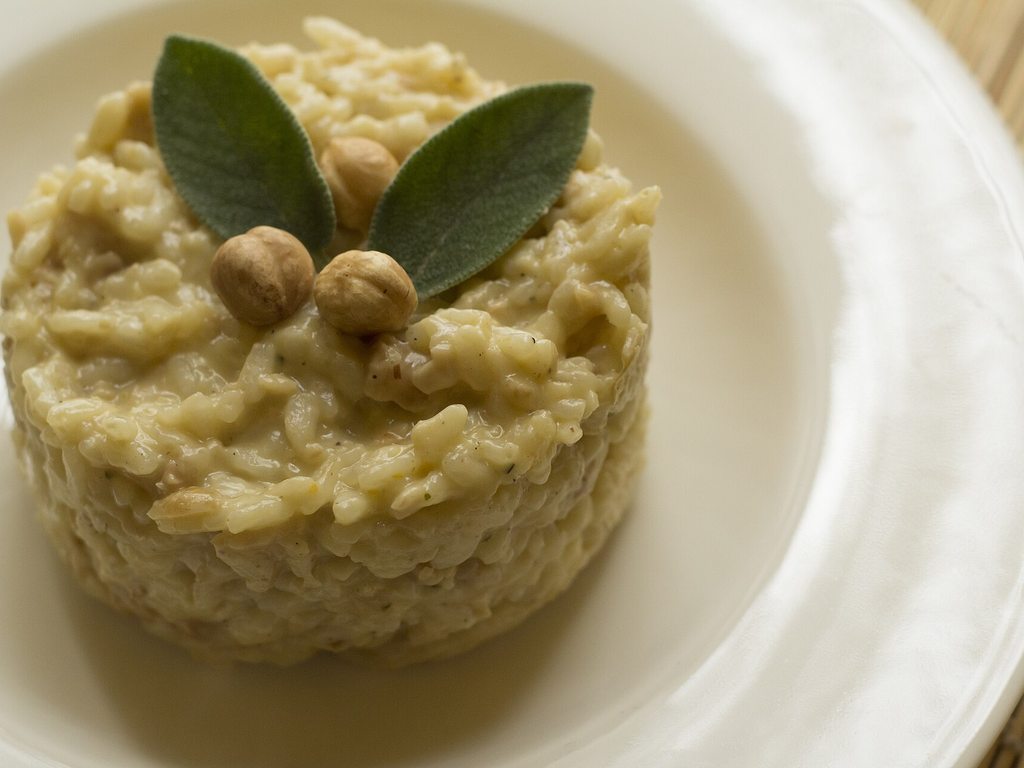 Risotto crémeux au fromage garni de noisettes et de sauge