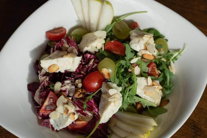Salade fraîche aux légumes verts, cerneaux de noix et Fourme d'Auvergne - repas léger et savoureux