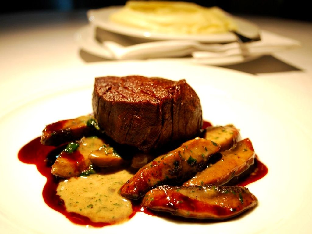 Pièce de bœuf poêlée dressée à l'assiette avec une sauce crémeuse au fromage