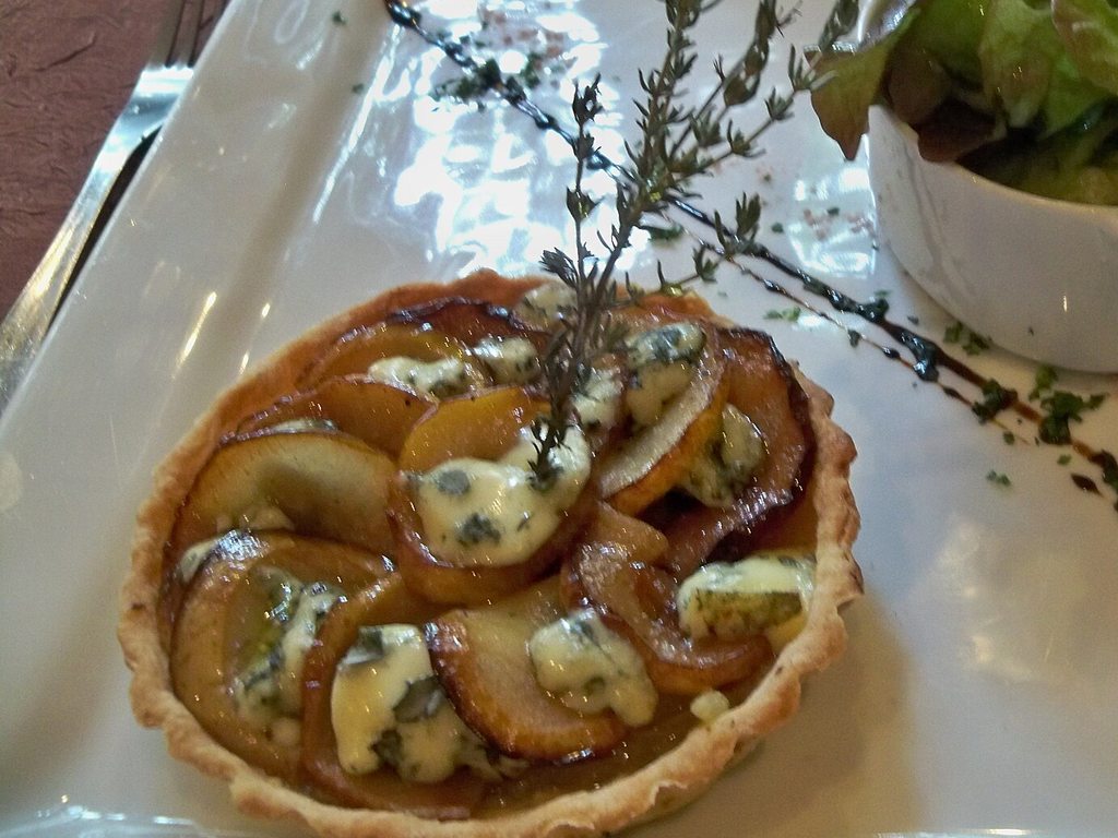 Tartelette fine aux poires et fromage bleu avec une salade